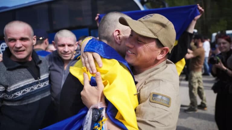 Завершена первая часть обмена военнопленными между Украиной и Россией