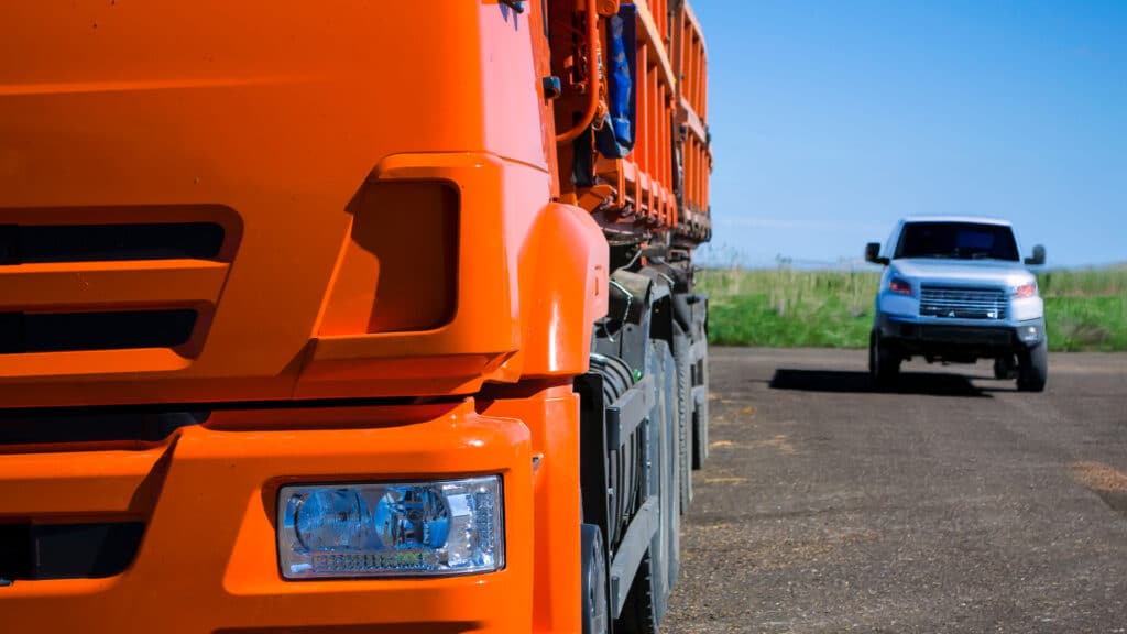 Пассажира пикапа насмерть засыпало песком в аварии с КамАЗом под Атырау