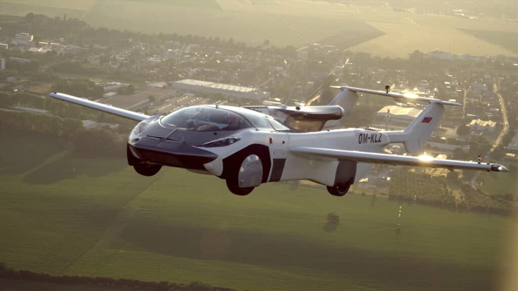 На видео показали машину, которая превращается в самолет за 1,5 минуты