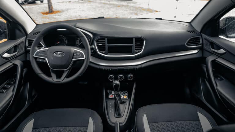 АвтоВАЗ объяснил, почему у Lada Vesta заклинило руль в движении