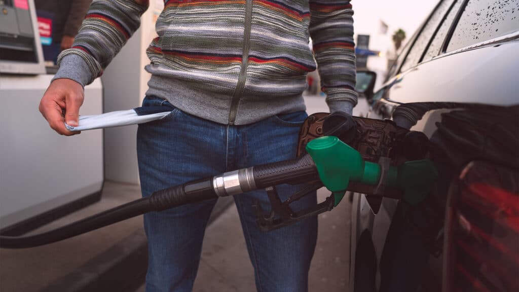 Продать авто из-за дорогого бензина готов каждый третий водитель в Казахстане