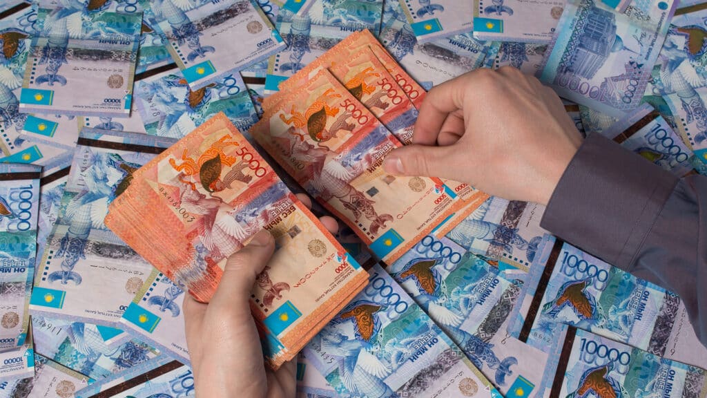 Топ-менеджер ForteBank в среднем зарабатывает почти 800 тыс. тенге в день