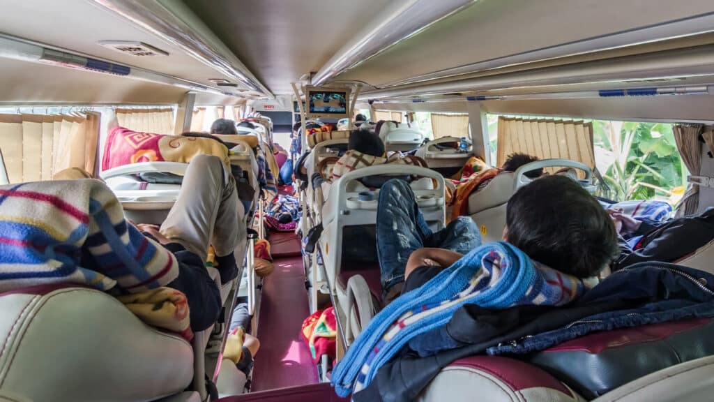 Почти сто пассажиров «спальных» автобусов из Шымкента сняли с рейса на трассе