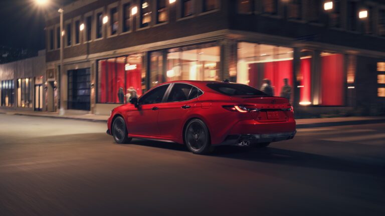 Toyota выпустила «ночную» спецверсию Camry со спортивной подвеской