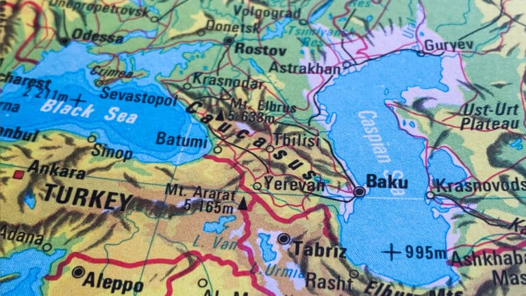В Азербайджане предложили соединить Каспий и Черное море