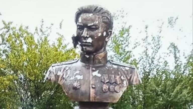 Сломанный памятник Кошкарбаеву восстановят спустя год