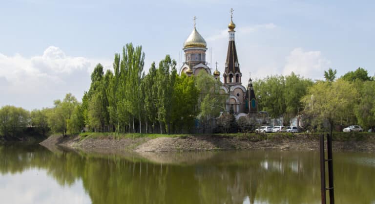 Озеро Карасу в Алматы очистили год назад, но в нем вместо рыб все еще плавают бутылки