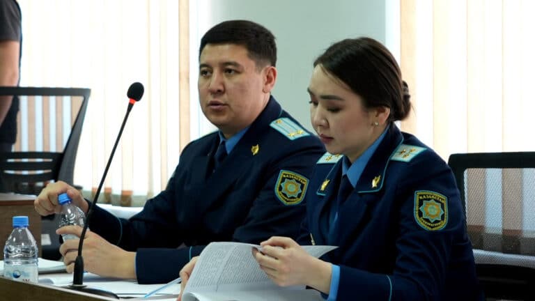 Подсудимые по делу Шерзата Болата подсказывали друг другу правильные ответы