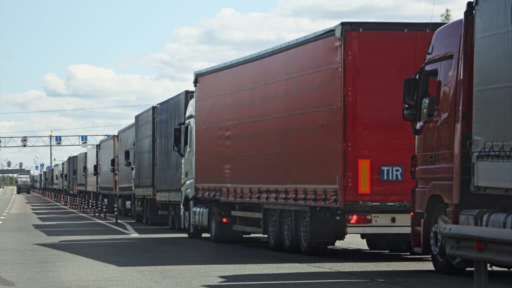 Грузовикам запретят ездить в жару по казахстанским трассам с 1 июня