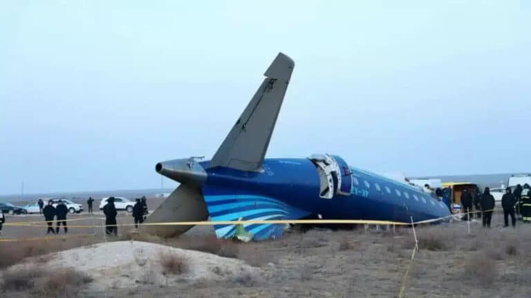 Появились новые подробности крушения самолета AZAL под Актау