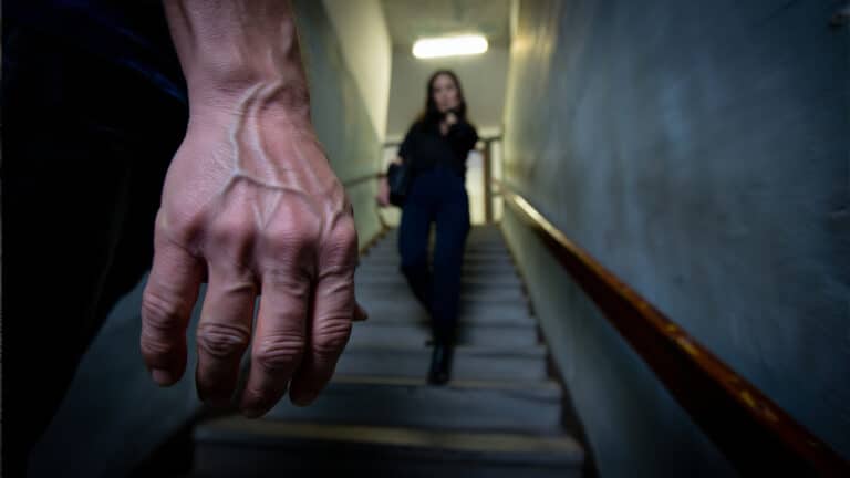 В Сатпаеве мужчина напал на девушку в подъезде