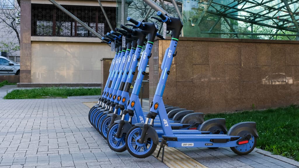 Jet займет 3 млрд тенге на покупку самокатов и батарей к ним