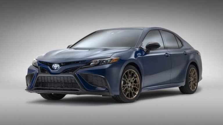 Нейросеть показала эволюцию Toyota Camry с 1982 по 2024 год