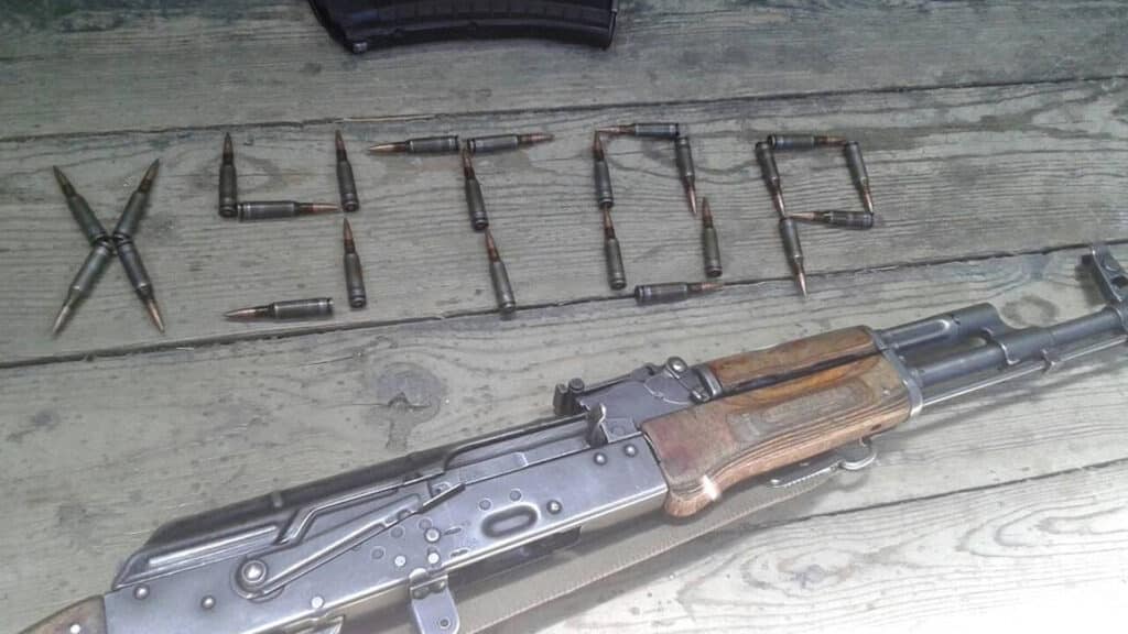 На суде по Шерзату Болату показали фото с автоматом и надписью "хутор" в Instagram подсудимого/