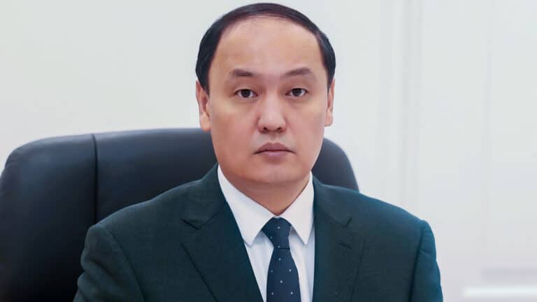 Аким Ербол Карашукеев наградил не того подростка за помощь при пожаре