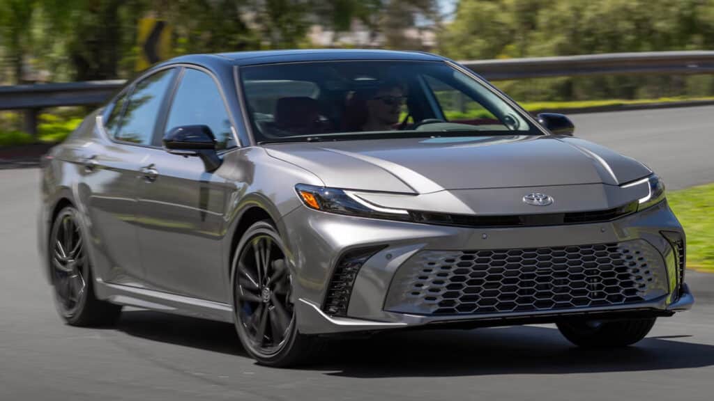 Цена люксовой Toyota Camry в Казахстане возмутила автолюбителей