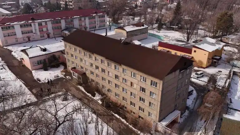 Акимат три месяца не может сделать ремонт детдома в Алматы