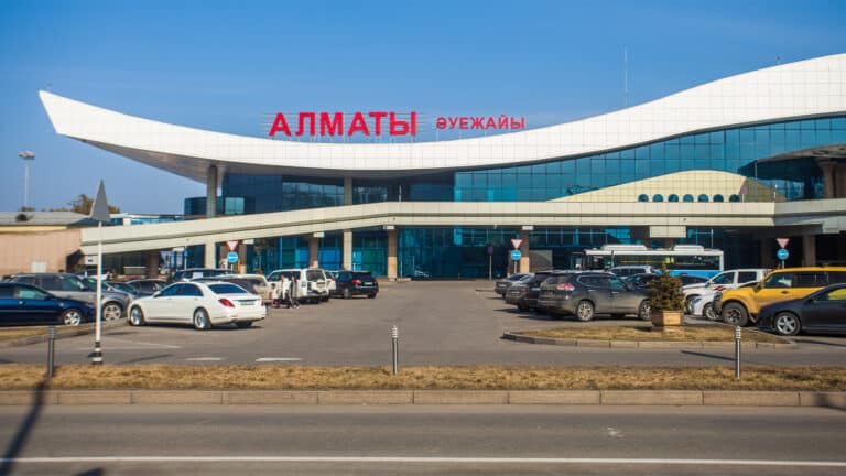В аэропорту Алматы начался ремонт парковки у терминала внутренних рейсов