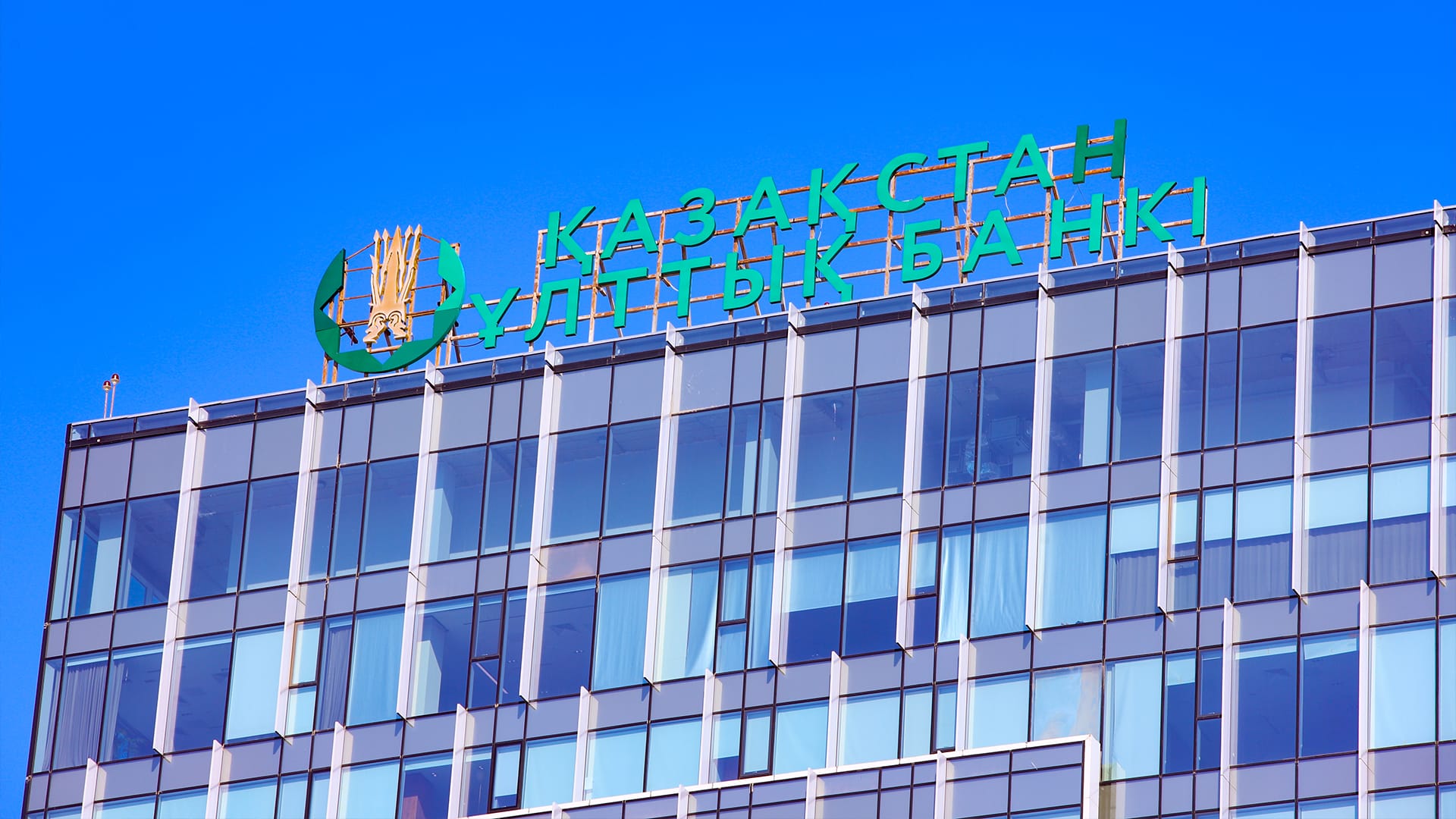 Сулейменов посоветовал казахстанцам научиться жить без нефтяных денег
Казахстанцы должны научиться жить, абстрагировавшись от возможности использования нефтяных денег, заявил председатель Национального банка Тимур Сулейменов. Тогда при завершении нефтяной эры они смогут процветать, полагает он.
«Да, конечно, у нас есть Национальный нефтяной фонд, государственные резервы. Мы отличаемся от наших соседей (по Центральной Азии – Курсив), но основная проблема, я бы сказал один из вызовов Казахстана, это уйти от зависимости от ресурсов. Представить себе, что у нас нет Национального фонда. Представить себе, что у нас нет этих самых нефтяных денег. То есть мы должны жить в готовности к вызовам и всегда есть такое желание и намерение», - сказал он в ходе Астанинского международного форума (АМФ), отвечая на вопрос ведущего, чем регулятор мог бы поделиться с другими странами.
По его словам, Казахстан находится в схожем положении, что и страны-соседи по Центральной Азии, но, с другой стороны, в уникальном.
«Прежде всего, это природные ресурсы, это наличие нефти и металлов. И это предоставляет огромные возможности для нашей страны. Другие страны, непосредственно находящие по соседству от нас, не обладают богатствами, поэтому фискальная политика, денежная политика, инфраструктура, человеческий капитал и прочее находится в прямой зависимости от наличия или отсутствия ресурсов», - сказал Сулейменов.
Он напомнил, что наличие или отсутствие нефтегазовых ресурсов влияет на рынок труда страны. Кроме того, на экономике страны сказываются и внешние условия. По его мнению, направление нефтяных денег в Казахстане может пагубно влиять на страну.
«Да, огромное количество денег было инвестировано в активы в других юрисдикциях. А почему бы не заняться своей страной? Почему бы не развивать свое родное государство? Да, вы можете развивать свои огромные национальные проекты, но если у вас не будет регулярных инвестиционных инъекций, тогда вы, что называется, подсядете на эту инъекционную иглу. Когда я говорю об инъекциях, я говорю о государственных ассигнованиях», - сказал Сулейменов.
Глава Нацбанка отметил, что стране пришлось бы регулярно вливать огромные средства в продолжение инвестиционной активности.
«Как только спортсмен, который колет себе стероиды, вдруг лишается стероидов, то он заболевает, поэтому для экономической политики Казахстана и тех, кто принимает решения в области экономики, это не зависеть от нефтяных доходов», - сказал он.
По его словам, Казахстан не истратил средства Нацфонда. Вместе с тем, уверен глава Нацбанка, казахстанцы должны жить так, как будто у них нет денег Нацфонда.
«Мы должны жить так, как будто у нас нет Национального нефтяного фонда», - сказал он.
Сулейменов отметил, что граждане Узбекистана и Кыргызстана живут, не имея Нацфонда и огромных нефтяных доходов. Поступая также, считает глава Нацбанка, даже когда нефтяная эра закончится, казахстанцы будут процветать.