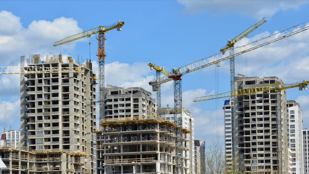 Количество сделок на рынке жилья в апреле выросло на треть