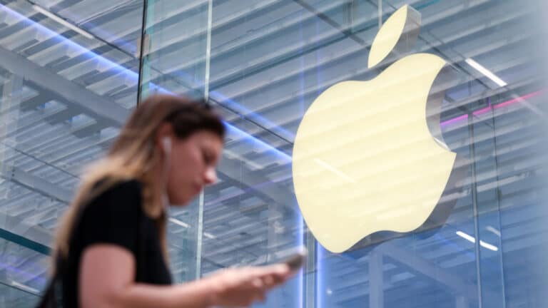 Квартальная прибыль Apple снизилась на треть, до $25 млрд