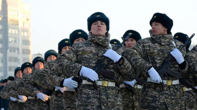 Каждый второй срочник в Казахстане уходит в армию с кредитом