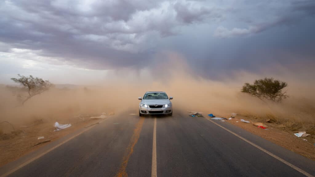 Водителей предупредили об опасности бокового ветра на казахстанских трассах