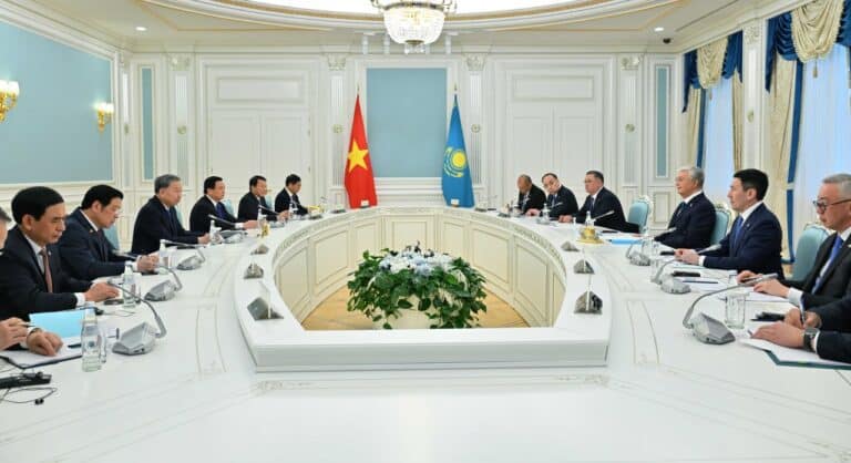 Тоқаев Вьетнам елінің басшысы То Ламмен келіссөз жүргізді