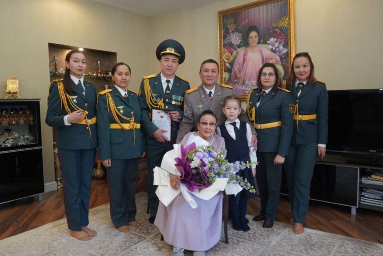 Алматыда әскерилер Бибігүл Төлегенованы құттықтады