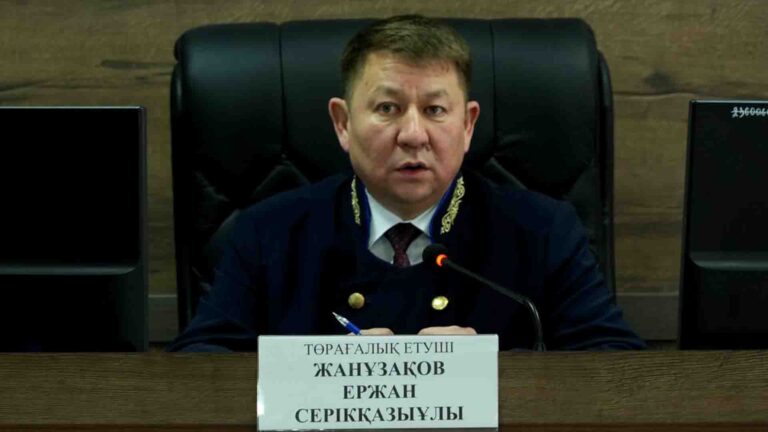 Шерзат ісіндегі судья Жанұзақов ауыса ма: сот кеңесу бөлмесіне кетті