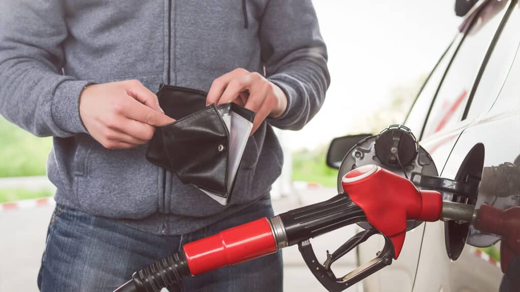 73% водителей в Казахстане считают текущие цены на бензин завышенными