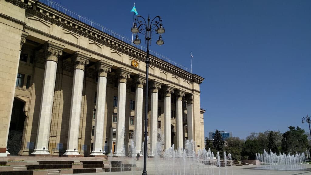 Ремонт сквера у КБТУ в Алматы затянулся из-за плохого подрядчика