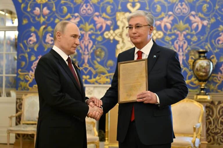 Путин Қазақстан президентіне Кемел Тоқаевты марапаттау парағын табыстады
