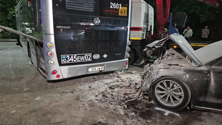 Водитель и пассажиры Audi пострадали в ночном ДТП с автобусом в Алматы