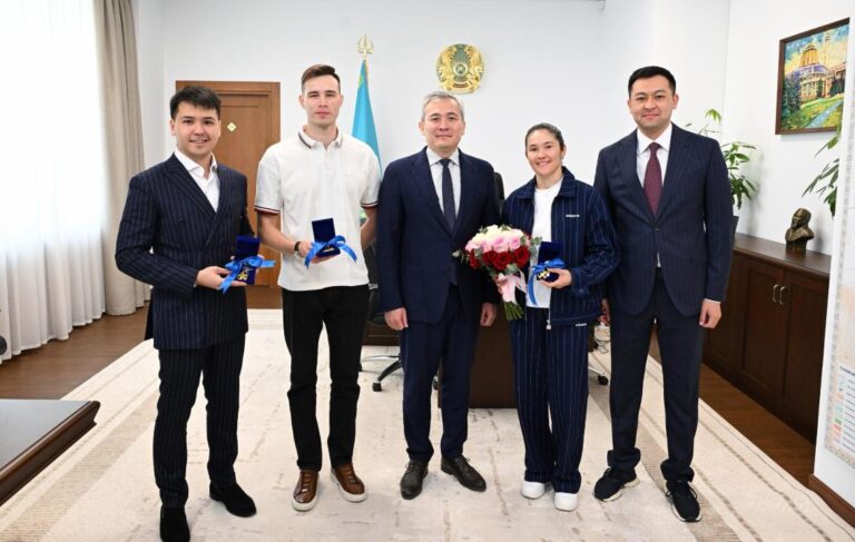 Алматы әкімдігі Олимпиада жүлдегерлеріне жаңа пәтер кілтін тапсырды