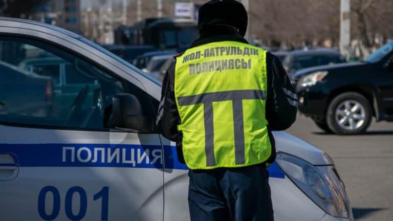 В Астане полицейский нарушил закон, но наказывать его не будут