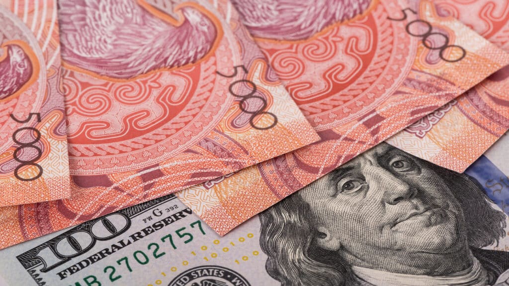 Казахстанские банки активно избавлялись от долларов на фоне ослабления тенге