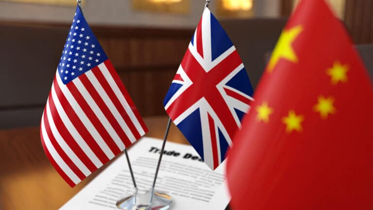 Китай возмутился торговой сделкой США и Британии
