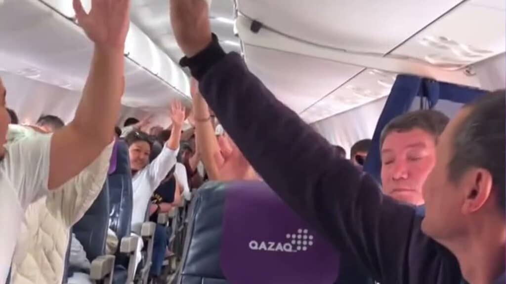 Казахстанцы обрадовались, что вместо Туркестана самолет привез их в Шымкент
