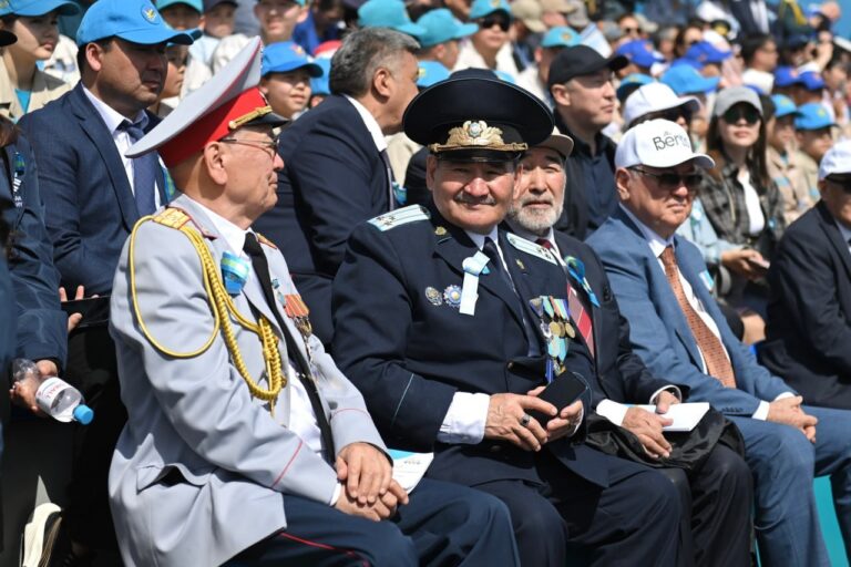 В Астане начинается военный парад