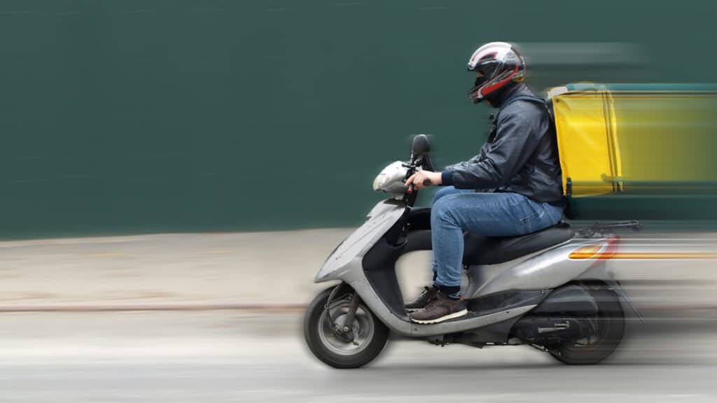 Алматинские мопедисты продолжают нарушать правила и получать штрафы