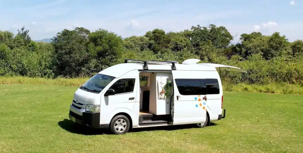 Минивэн Toyota Hiace переделали в полноценный дом на колесах