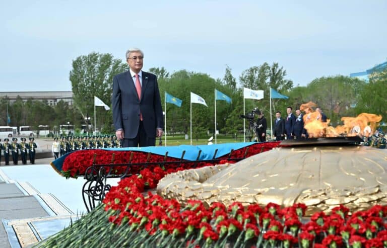 Тоқаев «Отан Ана» монументіне гүл шоғын қойды
