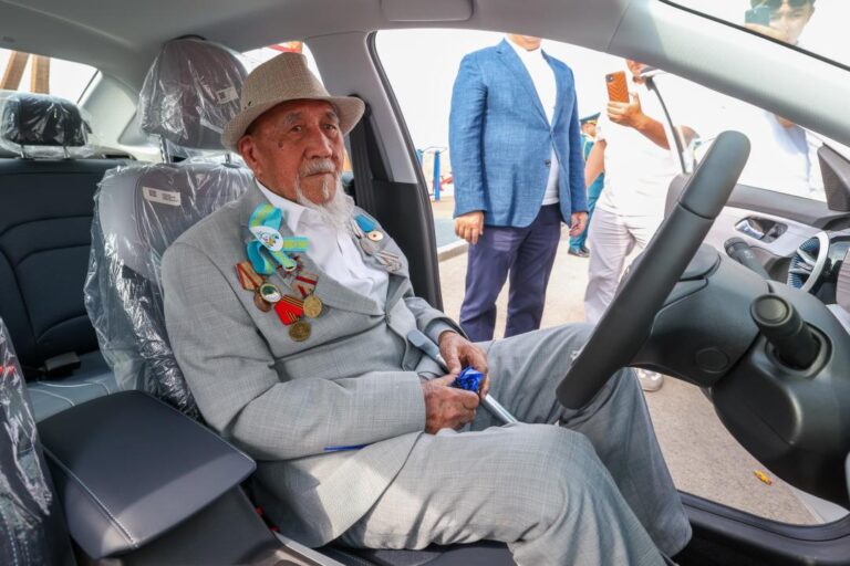 Новые авто подарили в Шымкенте двум 100-летним ветеранам войны