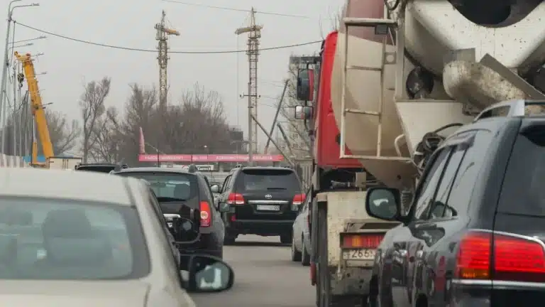 Запрет самосвалов в Казахстане угрожает срывом строек и ростом цен на жилье