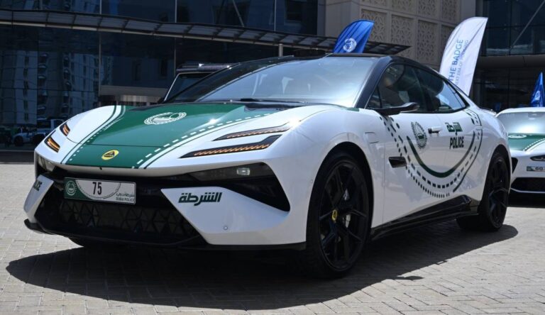 Rolls-Royce пен Lotus: Дубай полициясы суперкарларға көшті