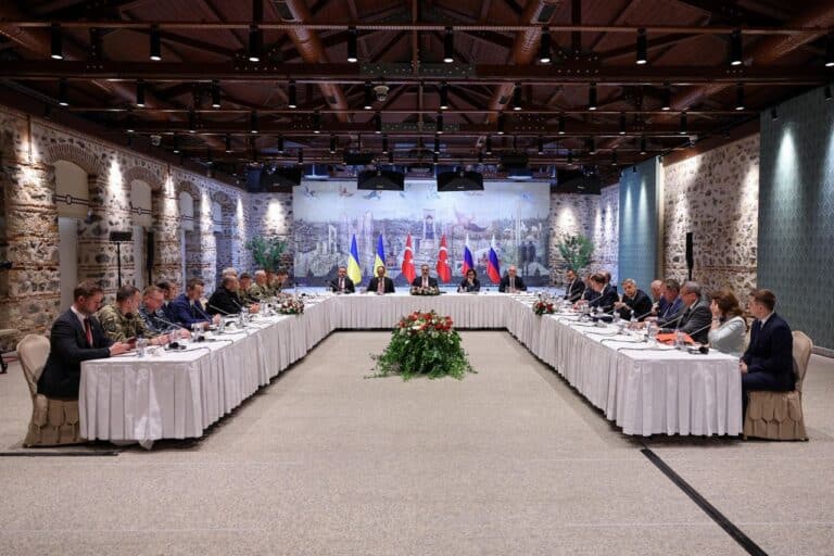 Ыстанбұлдағы келіссөз: Украина мен Ресей делегациясы аудармашы арқылы сөйлесіп жатыр