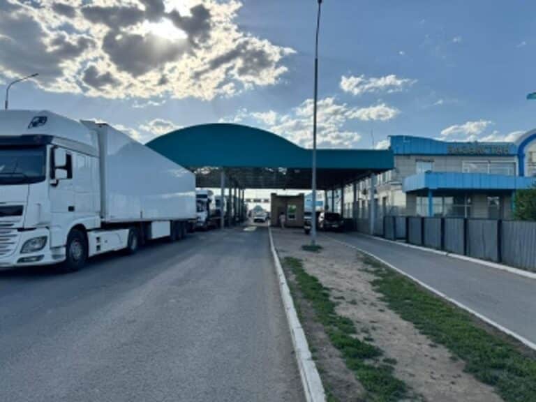 Заторы на казахстанско-российской границе объяснили таможенники