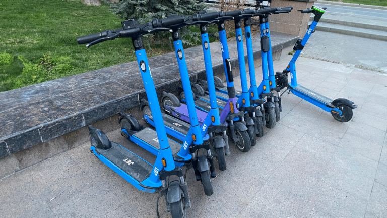 Самокаты Jet перестали работать в центре Алматы