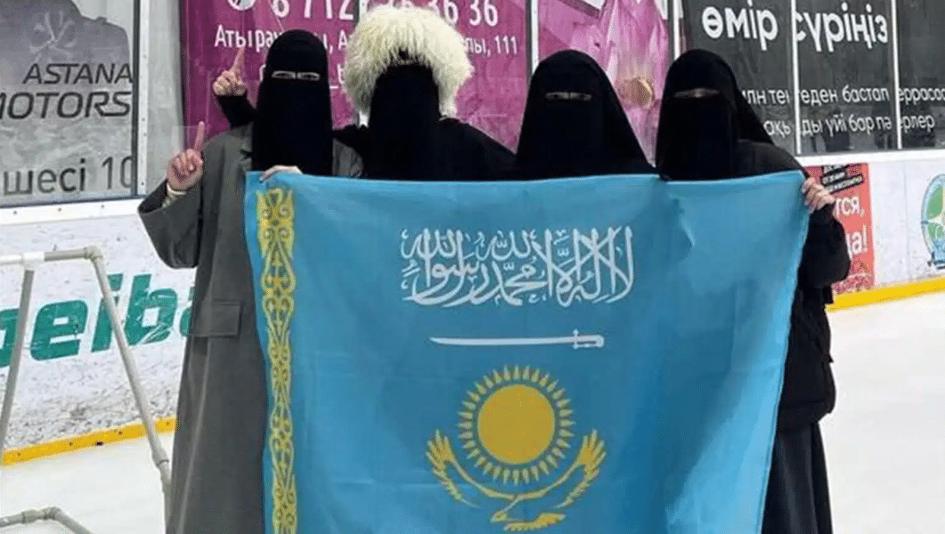 Флаг Казахстана с надписью на арабском языке